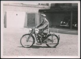 cca 1942 Magyar királyi hadsereg katonája motorkerékpáron, fotó, 7,5×10,5 cm