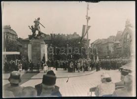 1938 A IV. Károly király I. honvéd népfelkelő és gyalogezred emlékművének avatási ünnepsége a budapesti Fővám téren, beszédet mond Lakatos Kálmán, hátoldalon feliratozott fotó, 6×8,5 cm