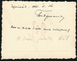 1941 Magyar katona egy volt szerb tulajdonú 200 cc DKW motoron az újvidéki báni palota előtt, 6×8 cm