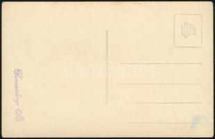 cca 1925 Szőnyegszövő hölgy az udvaron társaságban pihenés közben, pecséttel (Szremcsányi M.) jelzet...