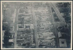 cca 1938 Légi felvétel Eperjes (Felvidék) városának központi részéről, fotó, 7,5×11 cm