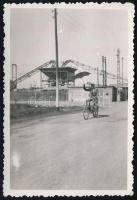 1936 Körmend, biciklis humoros fotója, hátoldalon feliratozva, 8,5×6 cm