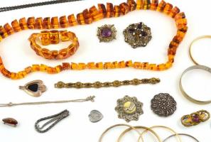Vegyes bizsu tétel, közte nyaklánc, karkötő, bross, medál 27 db
