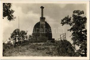 1932 Mátra, Hősök emlékoszlopa a Sas-kő csúcsán, emlékmű