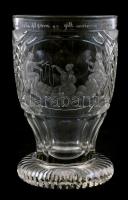 cca 1900 Talpas üveg pohár, párkákkal díszítve, német nyelvű felirattal, kopásnyomokkal, karcolásokkal, m:12, d. 8 cm
