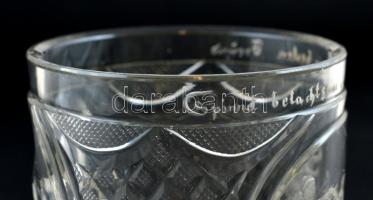 cca 1900 Talpas üveg pohár, párkákkal díszítve, német nyelvű felirattal, kopásnyomokkal, karcolásokk...