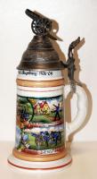 Dekoratív régi fedeles bajor söröskancsó modern másolata Militária téma. A kancsó alján a porcelán átlátszó,fény felé tartva kép látható benne!