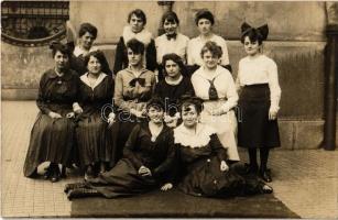 Budapest, Országos Hadi Gondozó Hivatal Munkácsy utcai utókezelő gyógyintézete, ápolónők csoportképe, hátoldalon aláírva / WWI K.u.K. military hospital's nurses. group photo