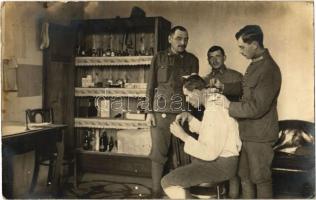 Első világháborús osztrák-magyar katonák, orvosi kezelés a fronton / WWI K.u.K. military, soldiers during medical treatment. photo