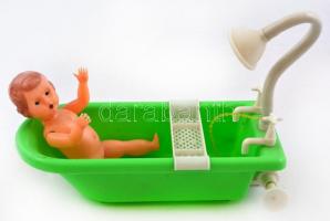 Kislány zuhanyzós kádban, retró műanyag játék, 15,5×6,5 cm