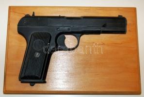 Pisztoly formájú asztali dísz Rákosi címerrel