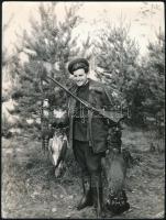 cca 1960-1970 Vadász és zsákmánya, fácánokkal, puskával, fotó, a sarkain törésnyommal, 24x18 cm