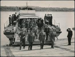 cca 1960-1970 Vegyes katonai fotó tétel, 2 db: 
Révész Géza (1902-1977) honvédelmi miniszter és Olá...