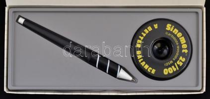 Mágneses műanyag tolltartó tollal, eredeti dobozában, jó állapotban