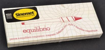 Mágneses műanyag tolltartó tollal, eredeti dobozában, jó állapotban