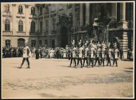 cca 1920-1940 Testőrség/koronaőrség felvonulása a budavári királyi palota udvarán, a Mátyás-kút előtt, fotó, 8x11 cm