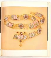 Héjjné Détári Angéla: Régi magyar ékszerek. Bp.,1976, Corvina. Kiadói vászonkötésben, sérült kiadói ...