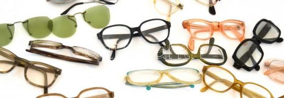 16 db retró szemüveg, 21 db tokkal, 3 sötétítő lencsével, egy szemüvegnek hiányzik a lencséje, egy t...