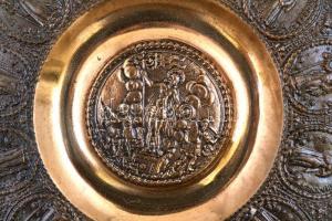 Krisztus feltámadását ábrázoló bronz tál, jó állapotban, d: 19 cm