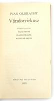 Ivan Olbracht: Vándorcirkusz. Helikon Kiskönyvek. Bp.,1971, Magyar Helikon. Illusztrálta Kondor Lajos. Számozott (1200/738.) példány. Kiadói egészbőr kötés, kopott és elszíneződött borítóval.