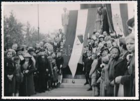 1940 A nagyszalontai országzászló avatás Budapesten szeptember 22-én, hátoldalon feliratozott fotó, 12,5×18 cm