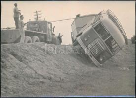 cca 1965 Balesetet szenvedett Ikarus autóbusz mentése az árokból, fotó, 13×18 cm