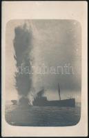 1916 Torpedó becsapódásának pillanata, egy hajó elsüllyesztése, eredeti fotólap, 13,5×8,5 cm