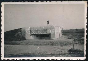 1940 Román erődítmény, magyar katona a tetején bevonuláskor, hátoldalon feliratozott fotó, 6×8 cm