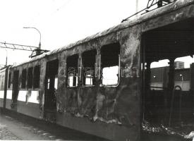 8 db helyszínelő fotó kiégett HÉV szerelvényről