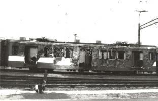 8 db helyszínelő fotó kiégett HÉV szerelvényről