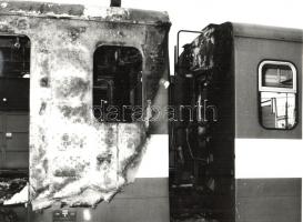 8 db helyszínelő fotó kiégett HÉV szerelvényről