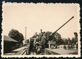 cca 1940 Légvédelmi löveg szállítása vasúti kocsin, fotó, 6×8,5 cm