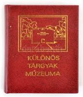 Lázár Gyula: Különös tárgyak múzeuma. Tudományos fantasztikus történetek. Budapest, 1983, Somogy-megyei Nyomdaipari Vállalat. Kiadói műbőr kötés, a szerző grafikáival illusztrálva. 340. számozott példány, 201-1000-ig, fekete számozással.