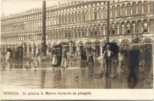 Venezia, Venice; In piazza S. Marco durante la pioggia / square, pigeons