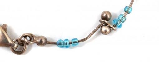 Ezüst(Ag) karkötő kék üveggyönggyel, jelzett, max. h: 11 cm, bruttó: 4,69 g