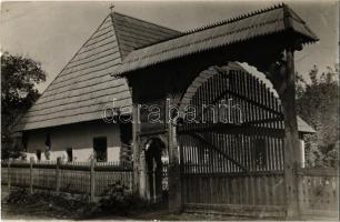 1942 Sepsiszentgyörgy, Sfantu Gheorghe; székely ház és kapu / Transylvanian wood carved gate. photo