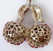 Bizsu nyaklánc strasszos cseresznyés medállal, egy kő hiányzik a leveléről h: 54,5 cm