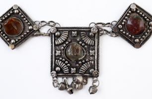 Féldrágaköves nyaklánc h: 54 cm, féldrágaköves gyűrűvel. Méret: 58