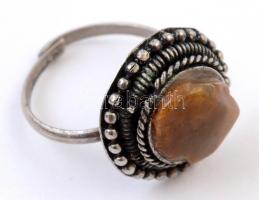 Féldrágaköves nyaklánc h: 54 cm, féldrágaköves gyűrűvel. Méret: 58