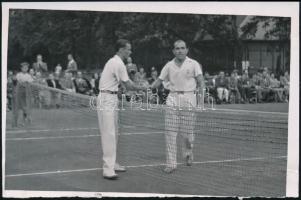 cca 1935 Gabrovitz (Gábori) Emil és Kerling Béla? maygar teniszbajnokok a Margit szigeten. Fotó, hajtásnyommal. 18x12 cm