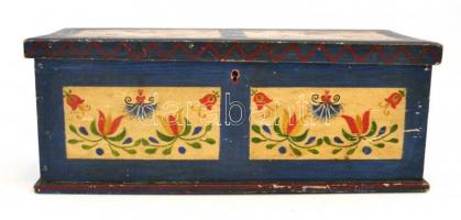 Régebbi népies-florális motívumokkal festett fa doboz fedéllel és zárral, fedél belsejében "Kés...