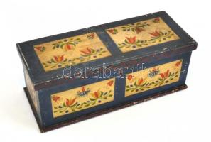 Régebbi népies-florális motívumokkal festett fa doboz fedéllel és zárral, fedél belsejében "Kés...