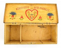 Régebbi népies-florális motívumokkal festett fa doboz fedéllel és zárral, fedél belsejében "Kés...