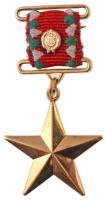 1979. A Magyar Népköztársaság Hőse jelzetlen Au kitüntetés, nem adományozott példány (br.: 9,12g/31mm) T:1 Hungary 1979. Hero of the Hungarian Peopless Republic Au decoration without hallmark, unawarded piece (gr.: 9,12g/31mm) C:UNC NMK.: 716.