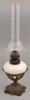 cca 1900 Üveg petróleum lámpa, réz historizáló talppal üveg búrával, jelzés nélkül, kopásnyomokkal, m: 23 cm