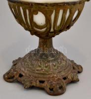 cca 1900 Üveg petróleum lámpa, réz historizáló talppal üveg búrával, jelzés nélkül, kopásnyomokkal, ...