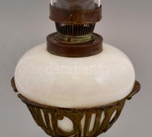 cca 1900 Üveg petróleum lámpa, réz historizáló talppal üveg búrával, jelzés nélkül, kopásnyomokkal, ...