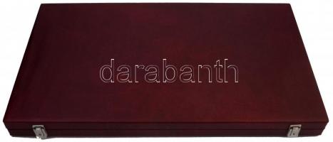 Nagyalakú bordó kitüntetés tartó kazetta, 29 férőhellyel a szocialista időszak kitüntetései számára, valamint egy külön kialakított hellyel a "Magyar Népköztársaság Hőse" kitüntetés számára, használt, újszerű állapotban (447x750mm)