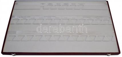 Nagyalakú bordó kitüntetés tartó kazetta, 29 férőhellyel a szocialista időszak kitüntetései számára,...