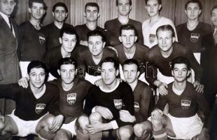 cca 1944-1949 A Kispest AC. labdarúgó csapatról készített 4 db fénykép és Köte András igazolt labdar...